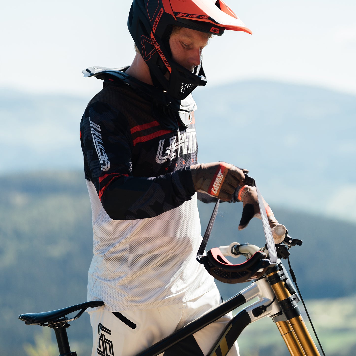 Leatt MTB Gravity 4.0 Long Sleeve Jersey - M - Cream - Image 11