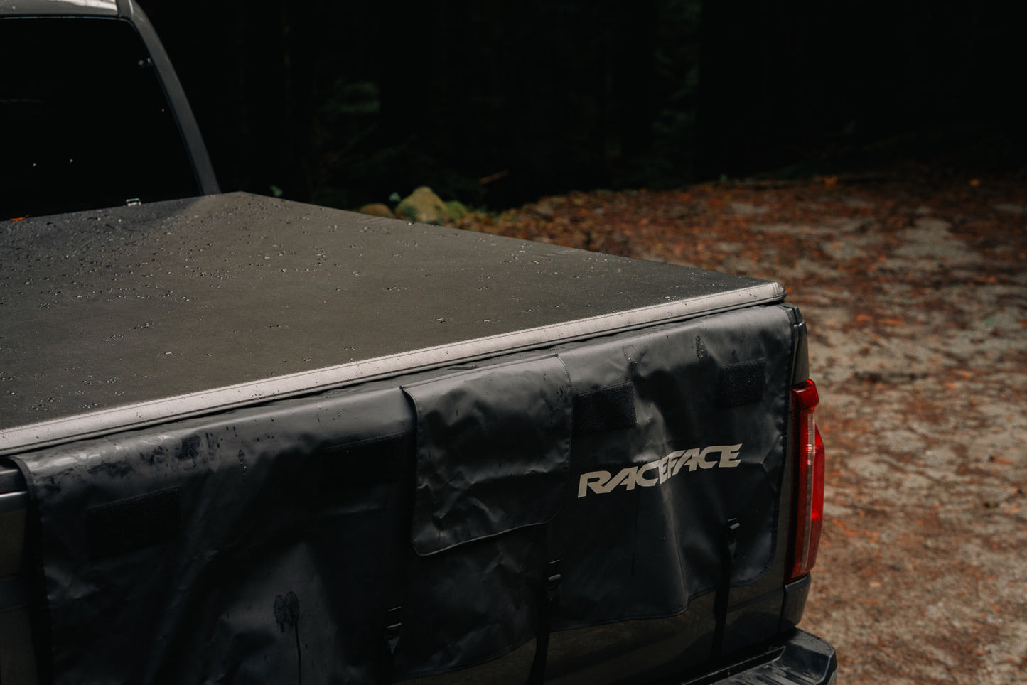 Race Face Era Stash Tailgate Pad - Tailgate Pad - 5 Bike - Black - Mid