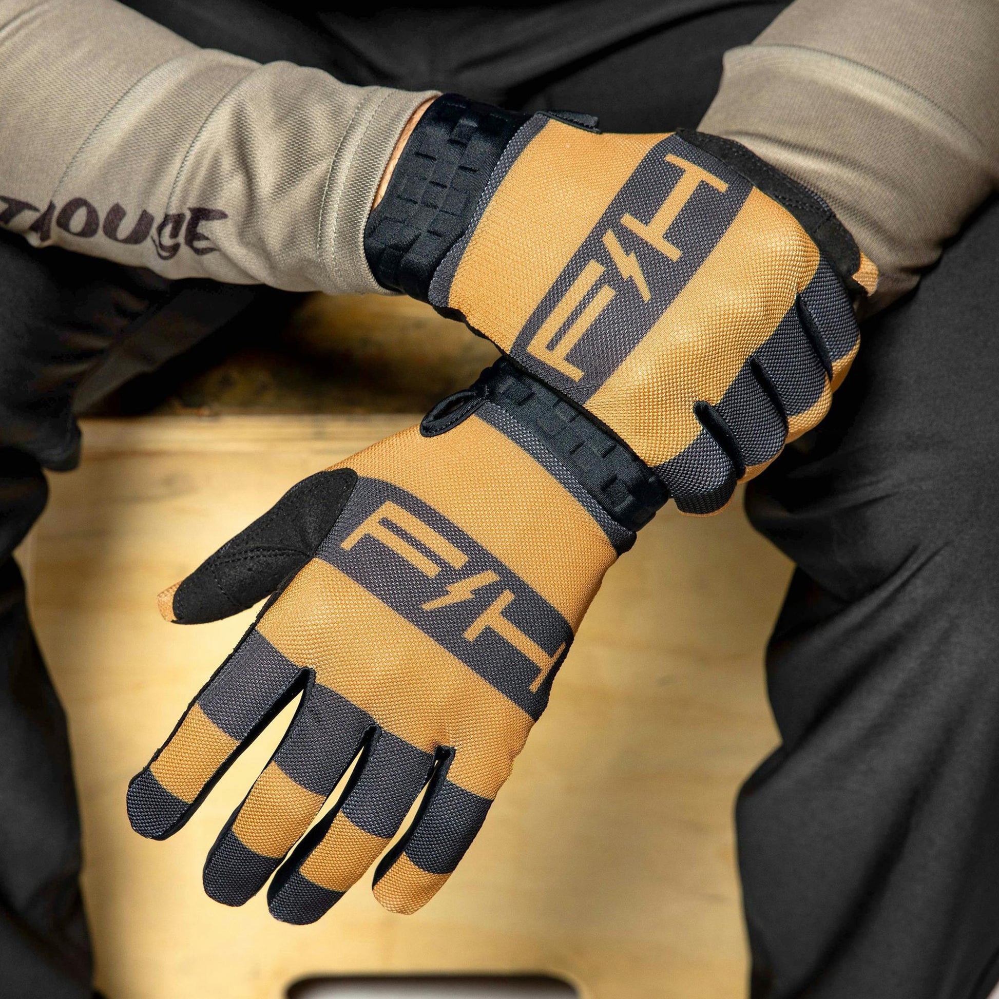 Fasthouse Vapor Ray Gloves - S - Vintage Gold - Image 5