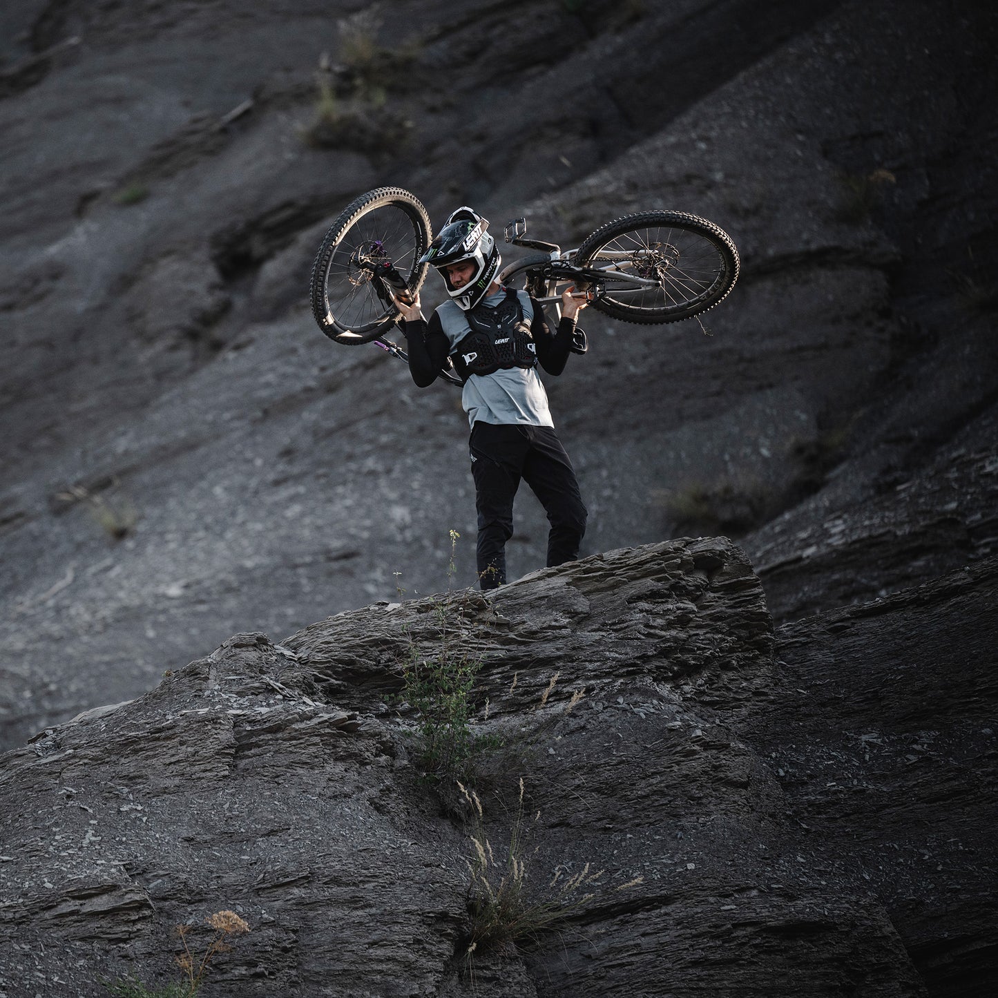 Leatt MTB 1.0 Ride Kit - S - Titanium - Image 12