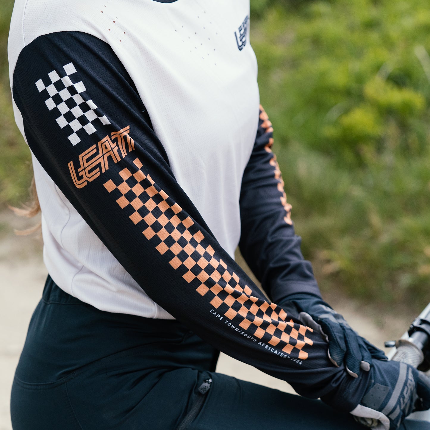 Leatt MTB Enduro 4.0 Women's Long Sleeve Jersey - Women's M - Cream - Image 11