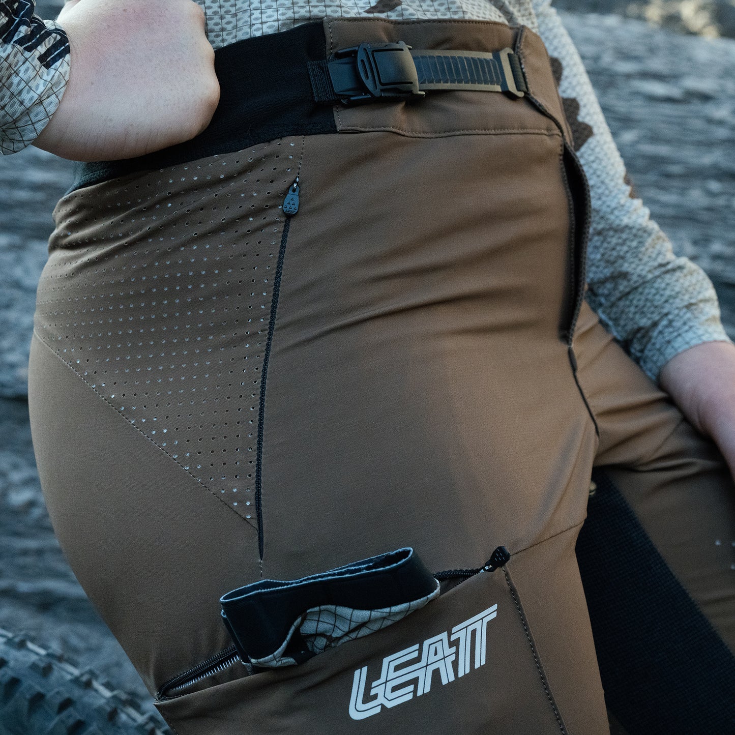 Leatt MTB Enduro 4.0 Women's Pants - S-30 - Loam - Image 13