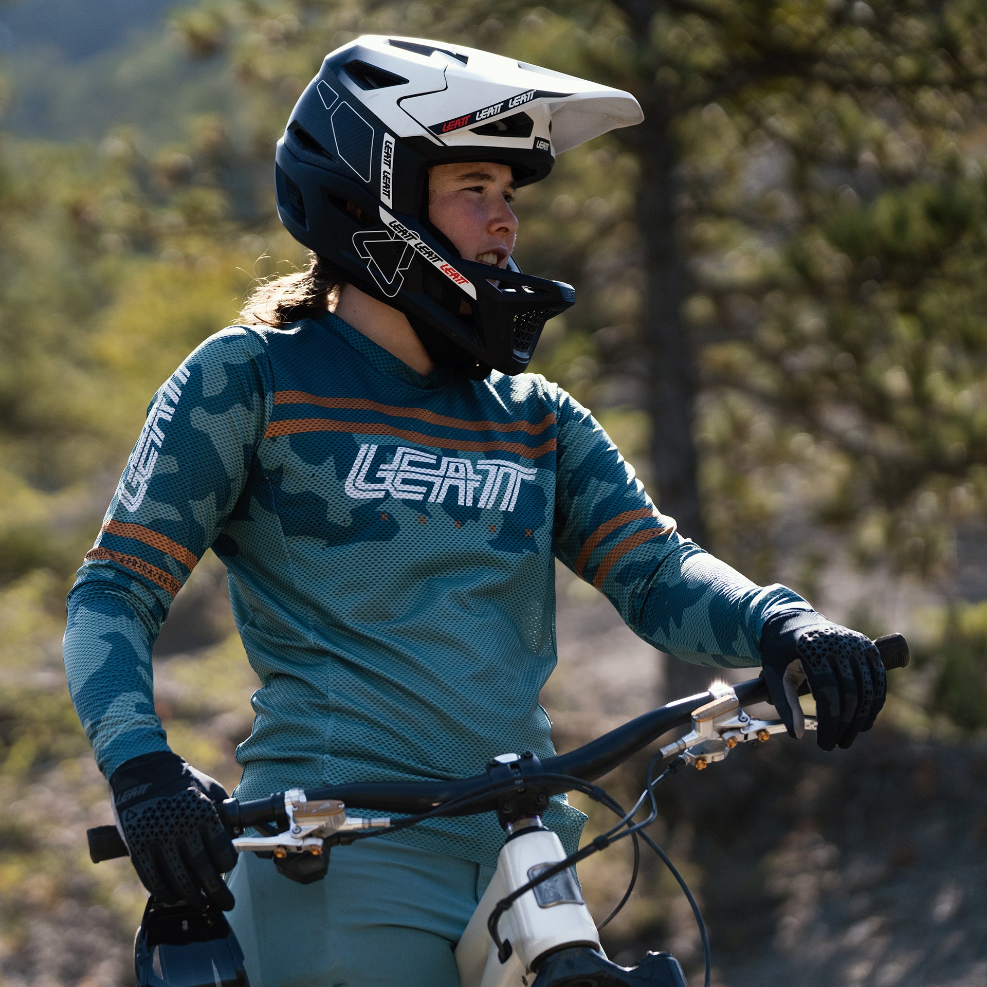 Leatt MTB Gravity 4.0 Women's Long Sleeve Jersey - Women's M - Lagoon - Image 10
