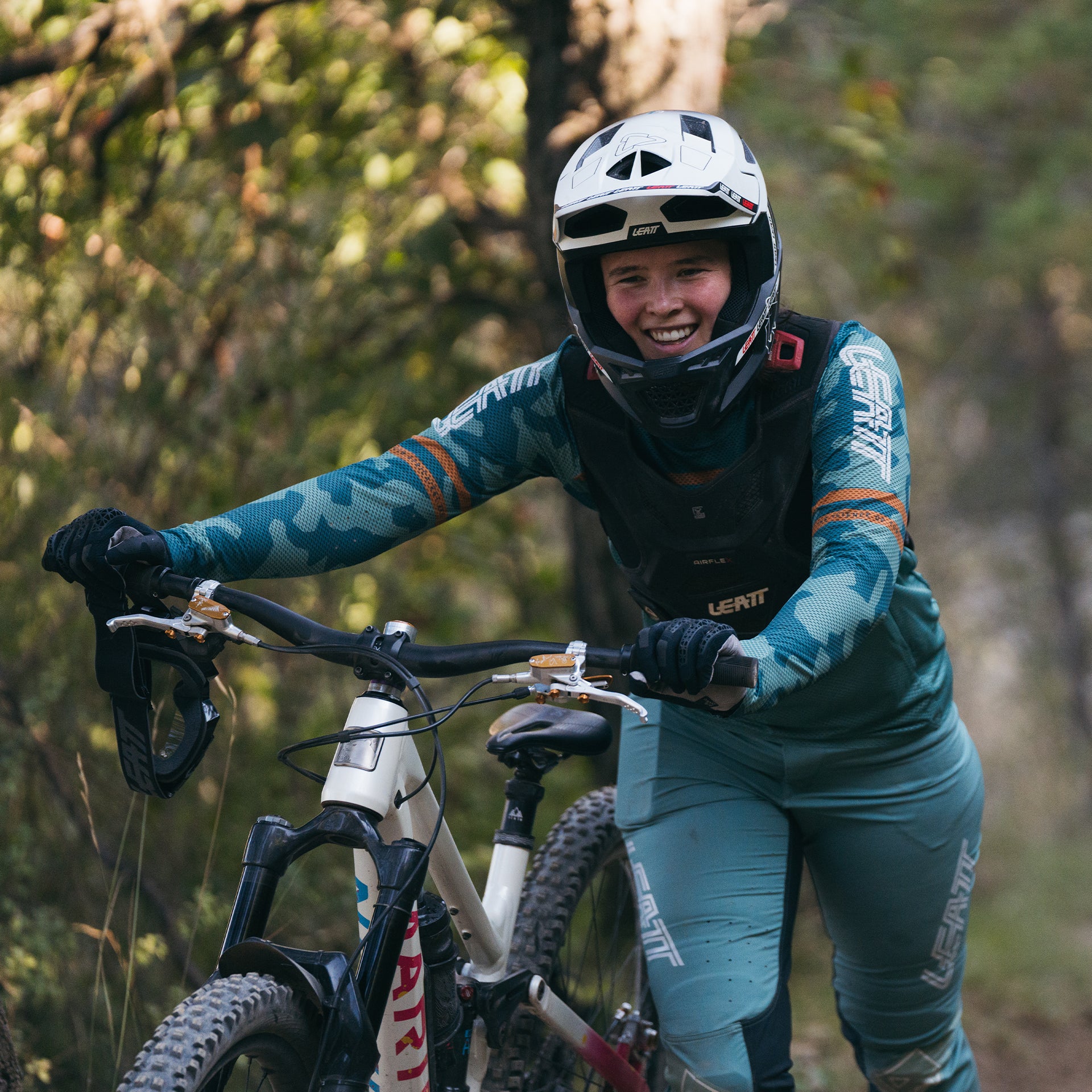 Leatt MTB Gravity 4.0 Women's Long Sleeve Jersey - Women's S - Lagoon - Image 11