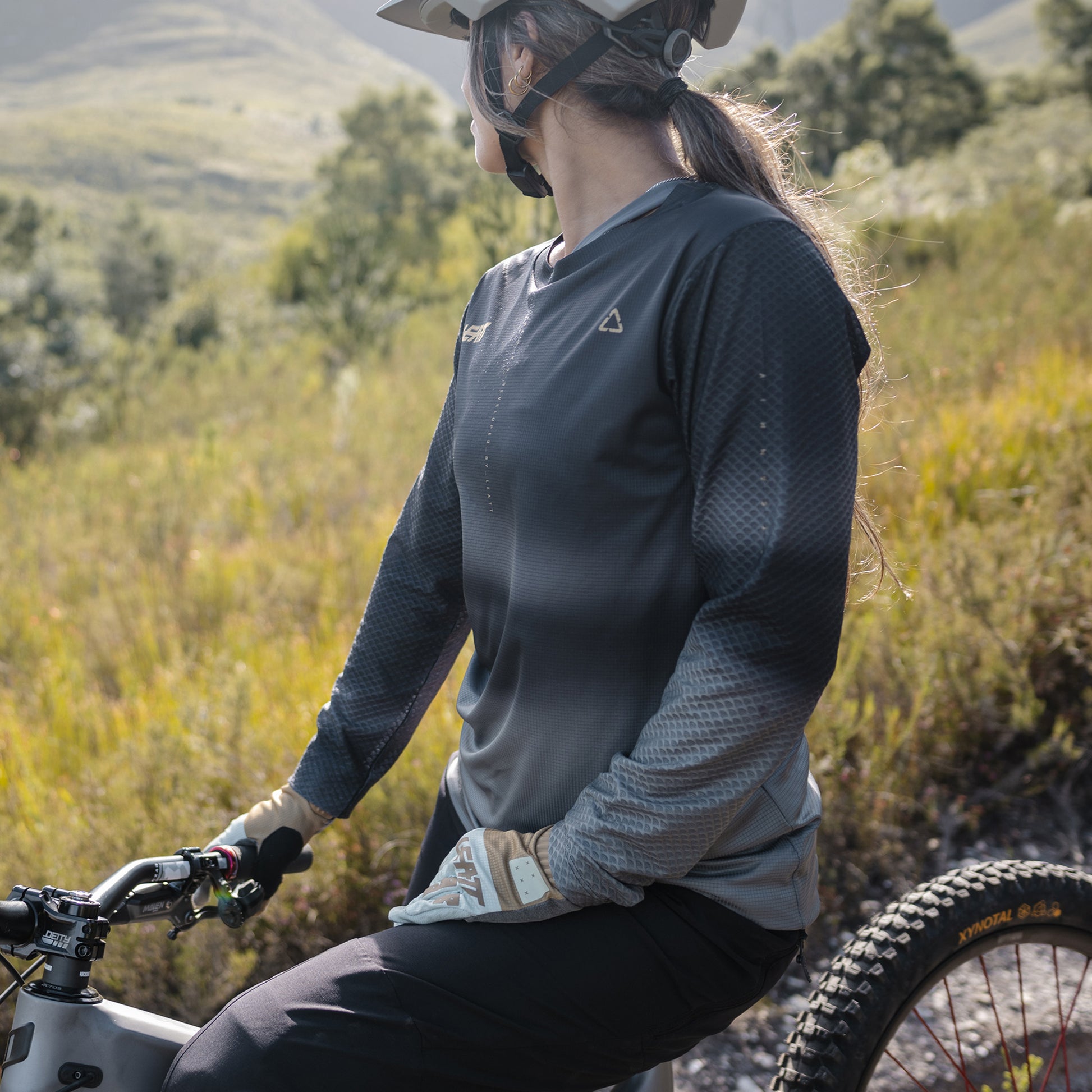 Leatt Trail 3.0 Long Sleeve Women's Jersey - XS - Ghost Black - Image 6