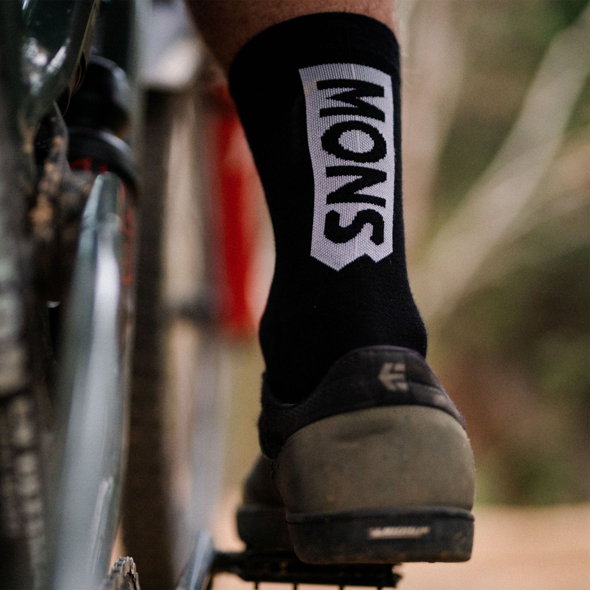 Mons Royale Atlas Merino Crew Socks - M - Black / White - Image 3